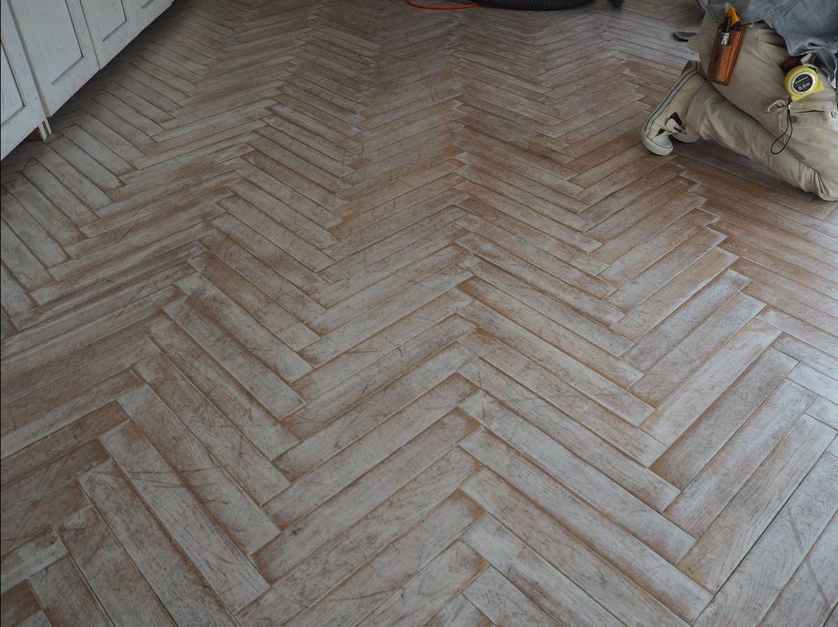 フローリングリノベーション(床研磨)　オークヘリンボーンフローリング