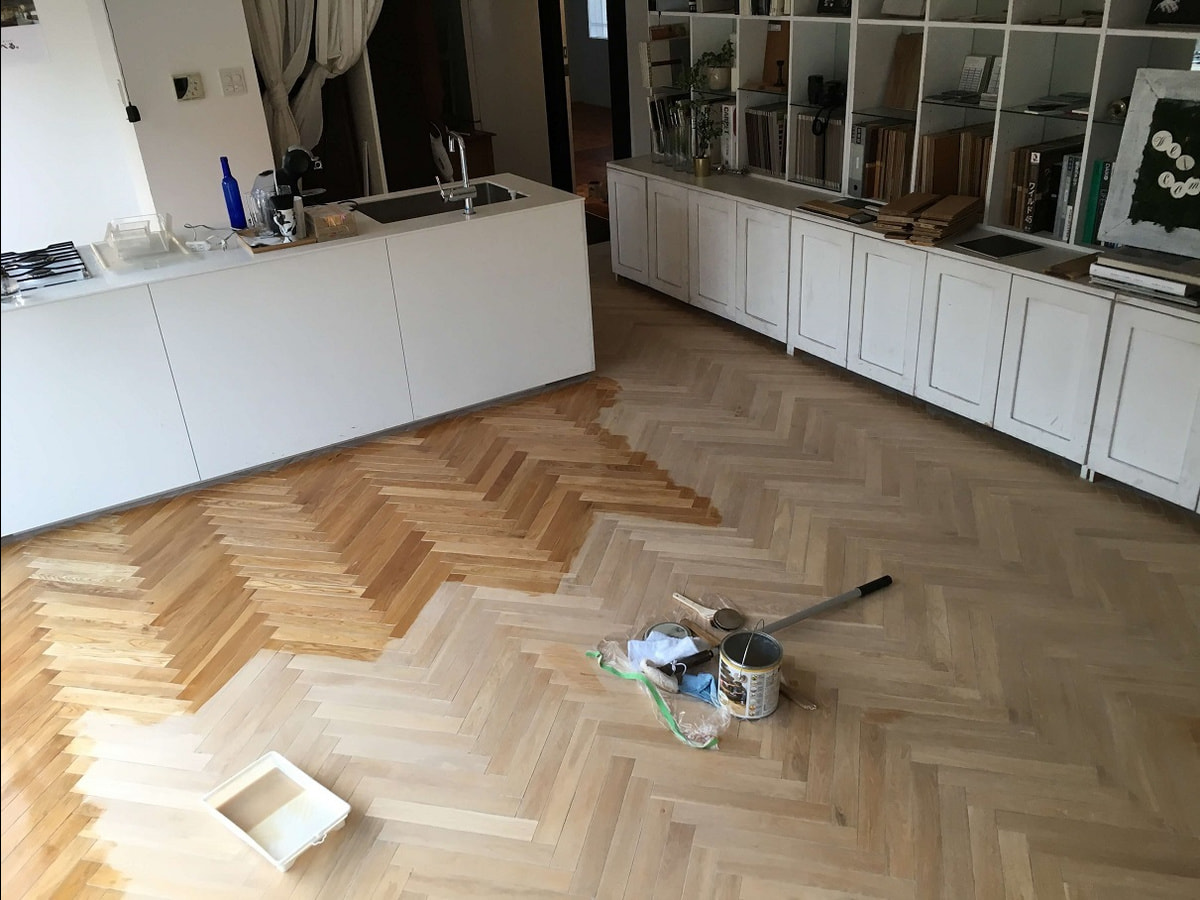 ヘリンボーンフローリング　床研磨をした後にオイル塗装作業