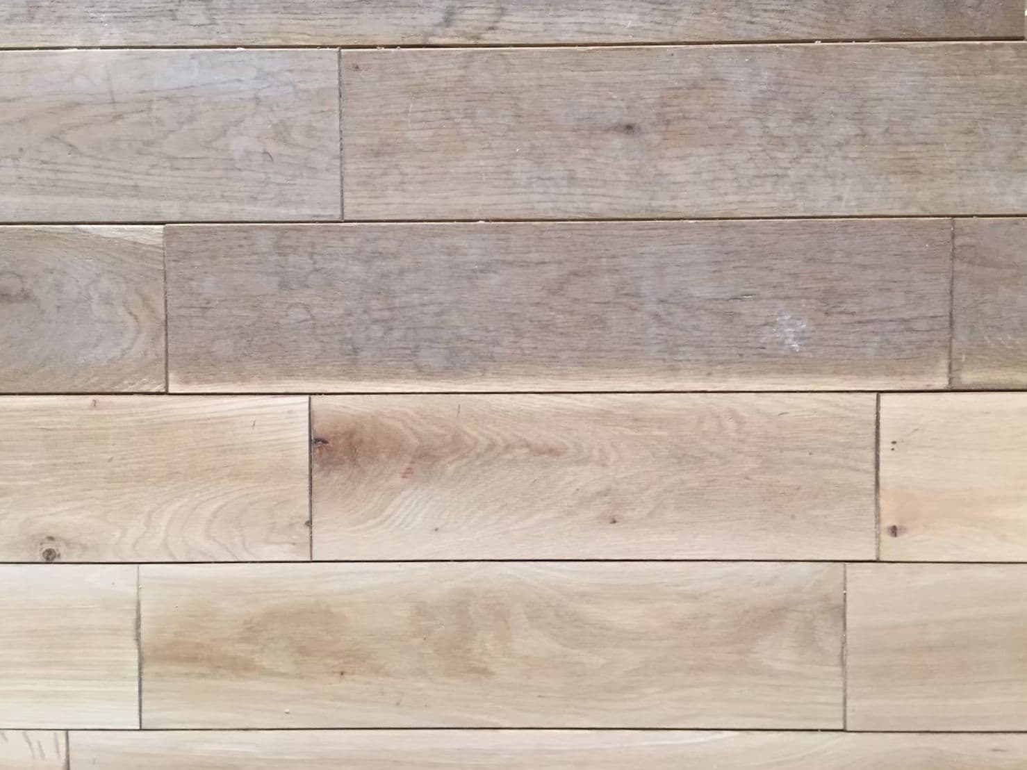 オークフローリングを研磨する前と研磨した後