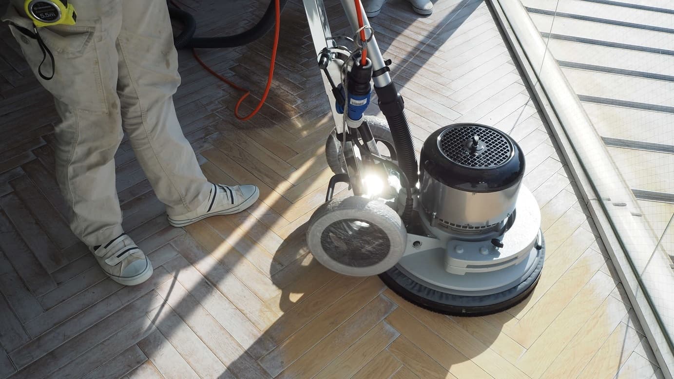 床リノベ｜ヘリンボーンフローリング　床研磨作業